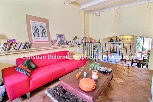 UZES : à 5 minutes dans le village de Saint-Quentin-la-Poterie, Maison rénovée, 2 grandes terrasses 54m2, 3 chambres, garage + local commercial