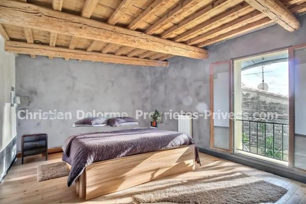 UZES : à 5 minutes dans le village de Saint-Quentin-la-Poterie, Maison rénovée, 2 grandes terrasses 54m2, 3 chambres, garage + local commercial