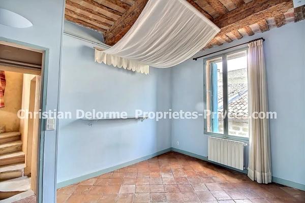 UZES : à 5 minutes dans le village de Saint-Quentin-la-Poterie, Maison rénovée, 2 grandes terrasses 54m2, 3 chambres, garage + local commercial