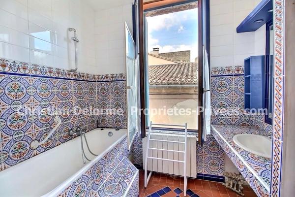 UZES : à 5 minutes dans le village de Saint-Quentin-la-Poterie, Maison rénovée, 2 grandes terrasses 54m2, 3 chambres, garage + local commercial