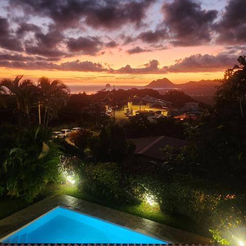 SUR LES HAUTEURS DE STE LUCE-UNE RESIDENCE DE 5 APPARTEMENTS- PISCINE- VUE MER DES CARAIBES