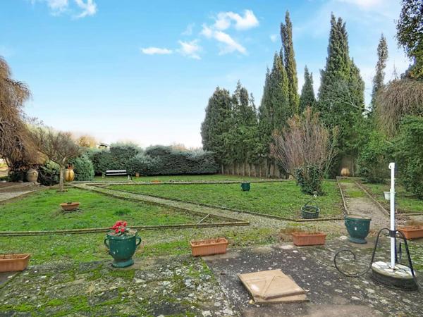 Belle propriétée à rénover avec dépendances sur terrain constructible de 2970m²