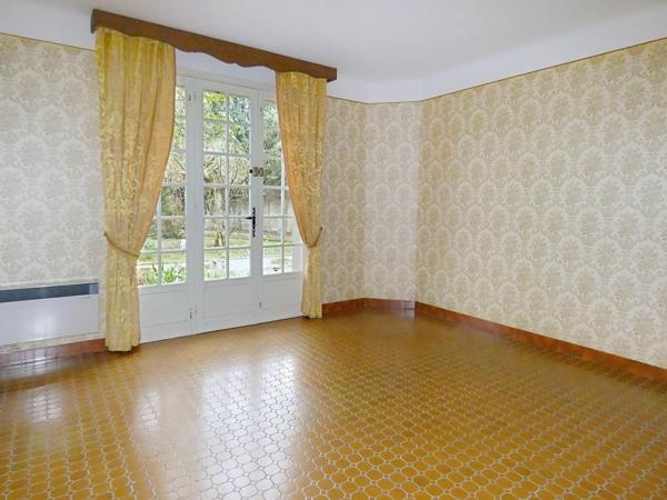 Belle propriétée à rénover avec dépendances sur terrain constructible de 2970m²