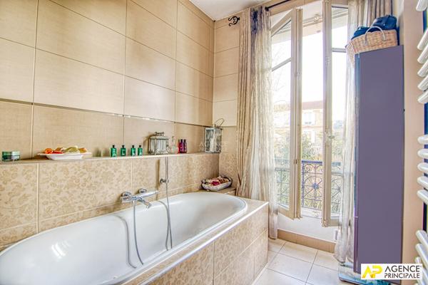 Versailles Proximité plateau Saint-Antoine - Maison 9 pièces 238 m² au sol sur parcelle de 450 m² environ avec terrasse, jardin et garage 1 680 000 € **  - Référence  28340