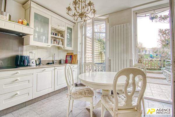 Versailles Proximité plateau Saint-Antoine - Maison 9 pièces 238 m² au sol sur parcelle de 450 m² environ avec terrasse, jardin et garage 1 680 000 € **  - Référence  28340