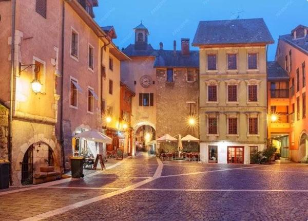 EMPLACEMENT N°1 – Restaurant à vendre – Centre historique Annecy