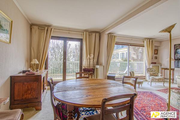 Versailles Rive-Droite Appartement 5 pièces 105.4 m² carrez situé au 1er étage avec ascenseur, grande cave, box et place de parking en sous-sol €595 000 ** - Référence 26207