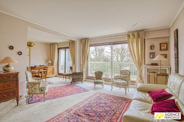 Versailles Rive-Droite Appartement 5 pièces 105.4 m² carrez situé au 1er étage avec ascenseur, grande cave, box et place de parking en sous-sol €595 000 ** - Référence 26207