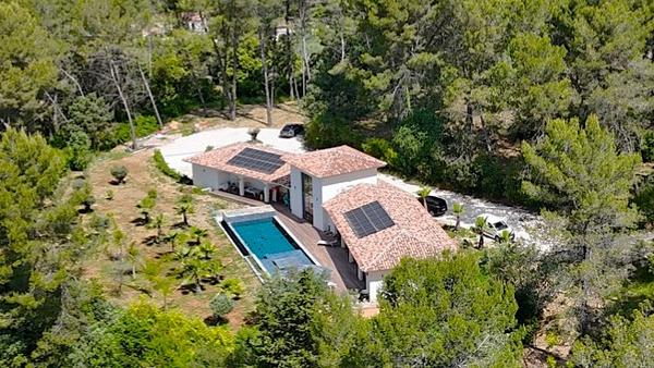 Draguignan (83300) Superbe villa d'architecte de 250 m² + sous sol et garage sur 4000 m² de terrain plat