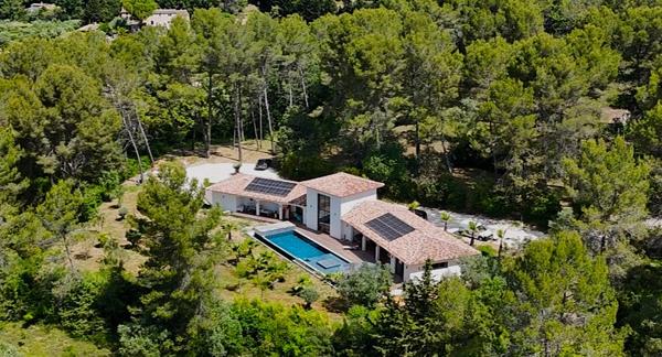 Draguignan (83300) Superbe villa d'architecte de 250 m² + sous sol et garage sur 4000 m² de terrain plat