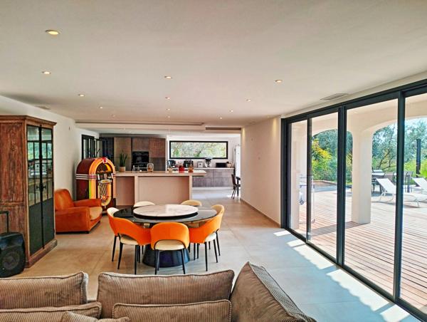 Draguignan (83300) Superbe villa d'architecte de 250 m² + sous sol et garage sur 4000 m² de terrain plat