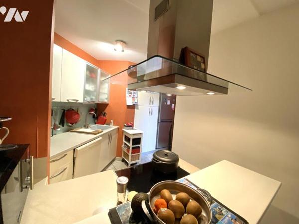 Appartement 2 pièces avec grande terrasse, place de parking et cave.