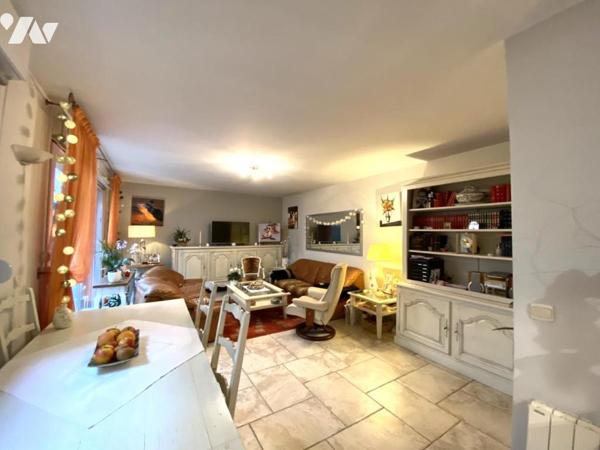 Appartement 2 pièces avec grande terrasse, place de parking et cave.