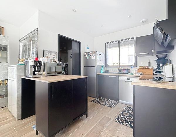 Maison neuve 3 chambres de 90 m² avec un beau jardin et garage indépendant.