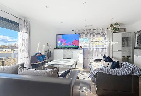 Maison neuve 3 chambres de 90 m² avec un beau jardin et garage indépendant.