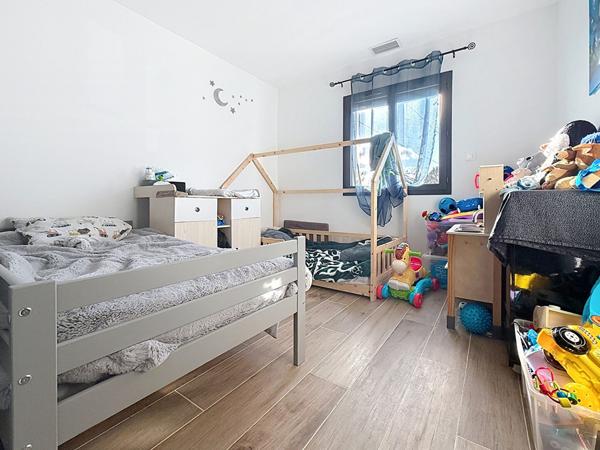 Maison neuve 3 chambres de 90 m² avec un beau jardin et garage indépendant.