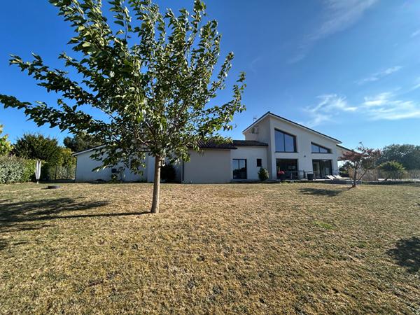 A vendre Maison de plain pied 4 chambres, mezzanine, piscine et garage