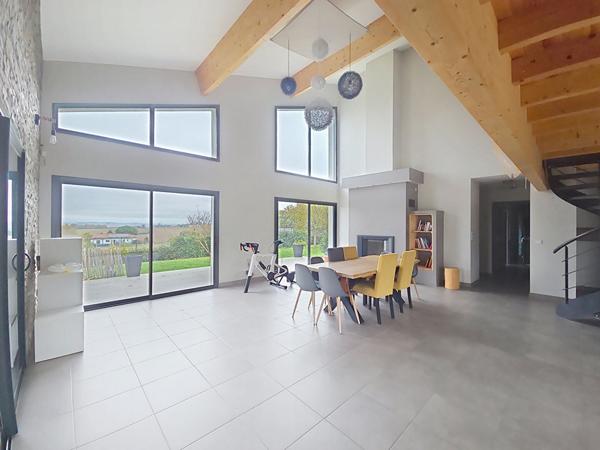 A vendre Maison de plain pied 4 chambres, mezzanine, piscine et garage