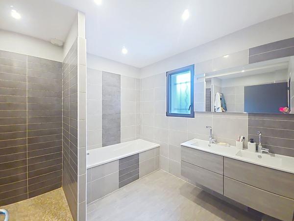 A vendre Maison de plain pied 4 chambres, mezzanine, piscine et garage