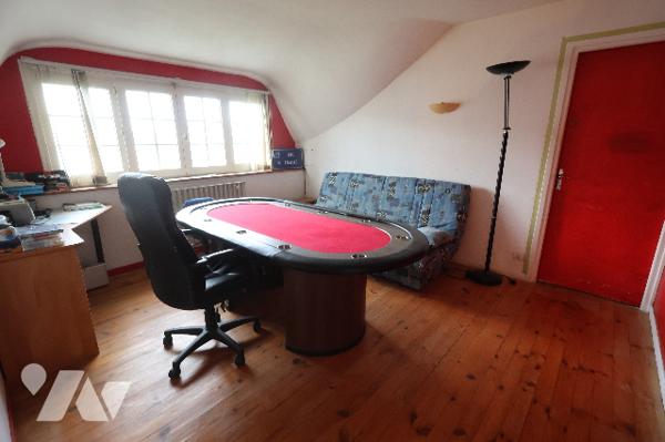 En exclusivité !
Ravissant pavillon individuel semi plain-pied, 5 chambres, 2 garages, terrain.