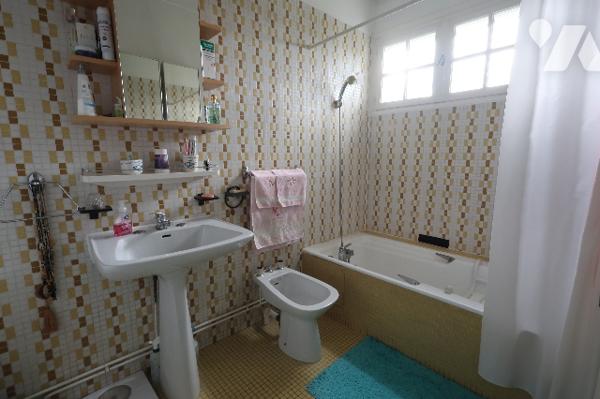 En exclusivité !
Ravissant pavillon individuel semi plain-pied, 5 chambres, 2 garages, terrain.