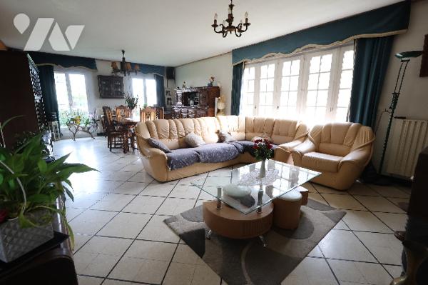 En exclusivité !
Ravissant pavillon individuel semi plain-pied, 5 chambres, 2 garages, terrain.