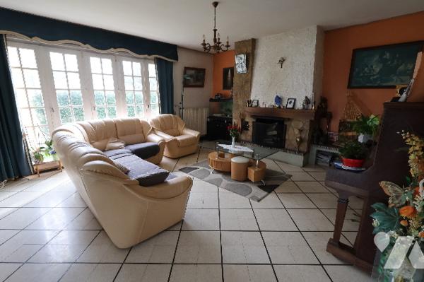 En exclusivité !
Ravissant pavillon individuel semi plain-pied, 5 chambres, 2 garages, terrain.