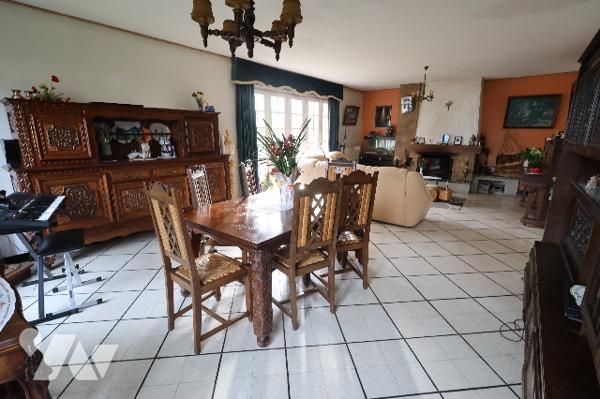 En exclusivité !
Ravissant pavillon individuel semi plain-pied, 5 chambres, 2 garages, terrain.