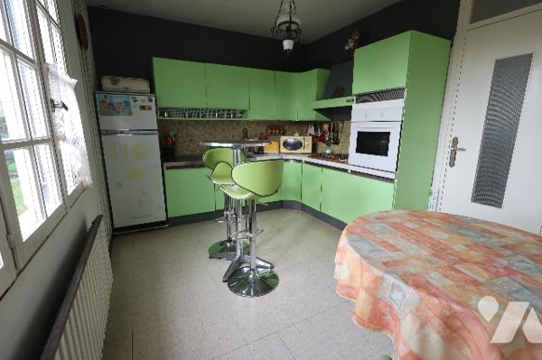 En exclusivité !
Ravissant pavillon individuel semi plain-pied, 5 chambres, 2 garages, terrain.