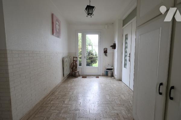 En exclusivité !
Ravissant pavillon individuel semi plain-pied, 5 chambres, 2 garages, terrain.