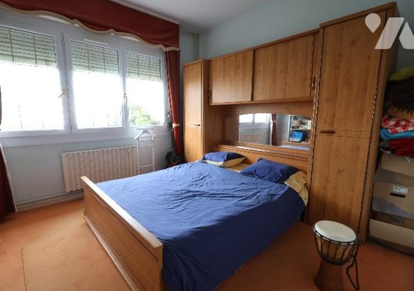 En exclusivité !
Ravissant pavillon individuel semi plain-pied, 5 chambres, 2 garages, terrain.