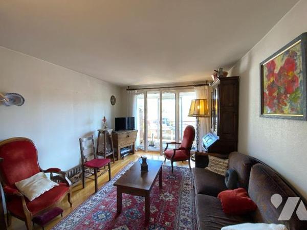 AURILLAC, quartier Ponétie, appartement au 4ième et dernier étage d'un immeuble en copropriété ...