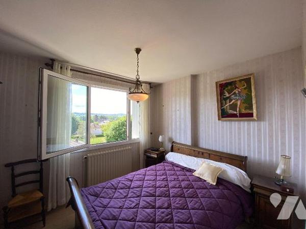 AURILLAC, quartier Ponétie, appartement au 4ième et dernier étage d'un immeuble en copropriété ...