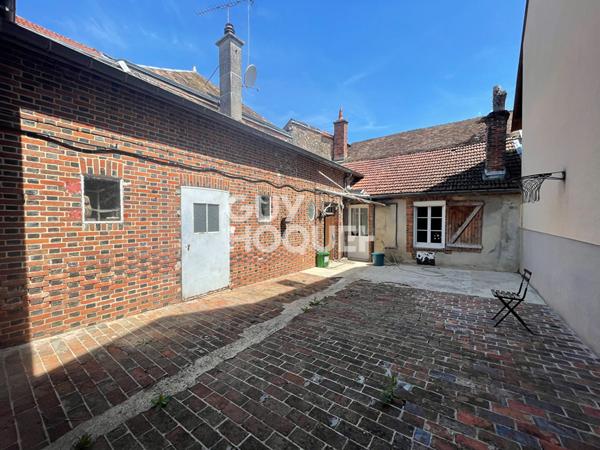 MAISON avec dépendances et garage à Monthelon