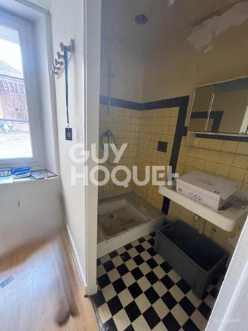 MAISON avec dépendances et garage à Monthelon