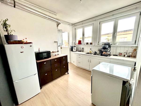 Appartement
                                                                                                                                                                                                                                                                                                                        3 pièce(s)                                                                                                                                                                                                          2 chambre(s)                                                                                                                                                                                                          77  m²