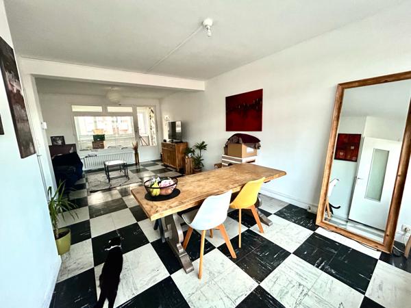 Appartement
                                                                                                                                                                                                                                                                                                                        3 pièce(s)                                                                                                                                                                                                          2 chambre(s)                                                                                                                                                                                                          77  m²