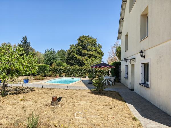 MAISON AVEC PISCINE ET GRAND GARAGE Lezay (79120)