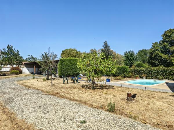 MAISON AVEC PISCINE ET GRAND GARAGE Lezay (79120)