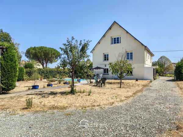 MAISON AVEC PISCINE ET GRAND GARAGE Lezay (79120)