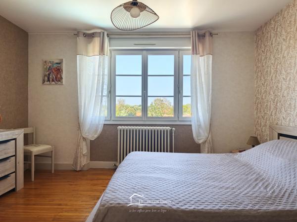 MAISON AVEC PISCINE ET GRAND GARAGE Lezay (79120)