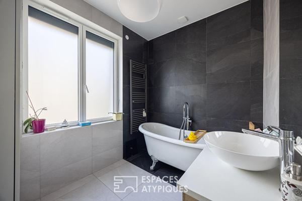 Maison rénovée avec jardin et dépendances