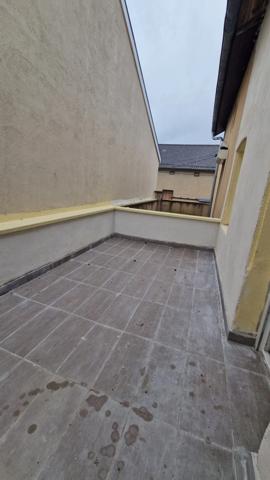 APPARTEMENT F6 TYPE MAISON 4 CHAMBRES - GARAGE ET TERRASSE