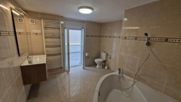 APPARTEMENT F6 TYPE MAISON 4 CHAMBRES - GARAGE ET TERRASSE