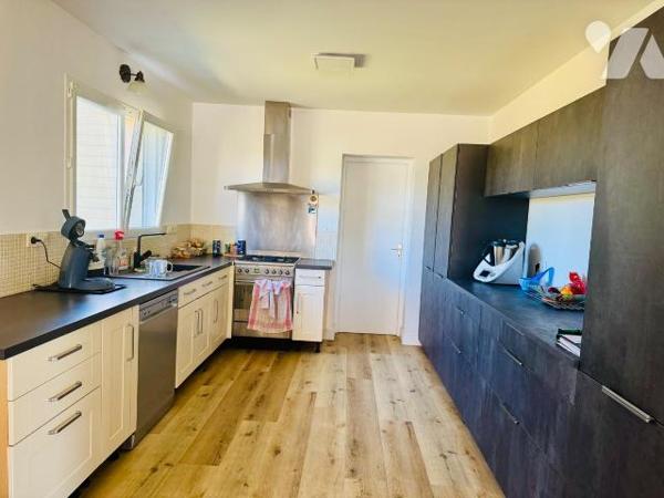  Située dans un quartier calme du bourg de LILIA. Belle traditionnelle familiale de 2005, posée...