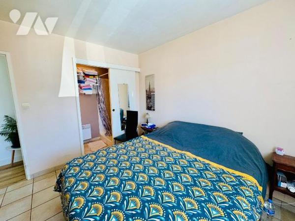  Située dans un quartier calme du bourg de LILIA. Belle traditionnelle familiale de 2005, posée...