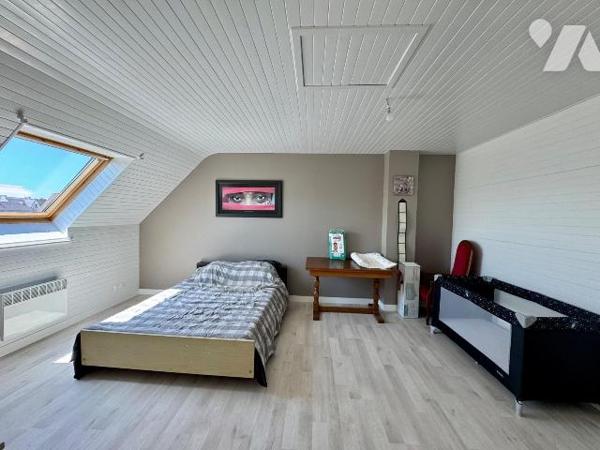  Située dans un quartier calme du bourg de LILIA. Belle traditionnelle familiale de 2005, posée...