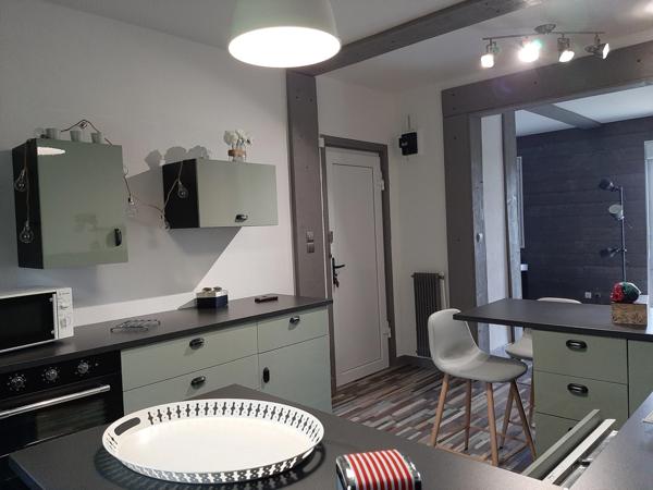 APPARTEMENT ENTIEREMENT RÉNOVÉ. 81 M² HABITABLE AVEC GARAGE ET CAVE