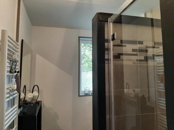 APPARTEMENT ENTIEREMENT RÉNOVÉ. 81 M² HABITABLE AVEC GARAGE ET CAVE