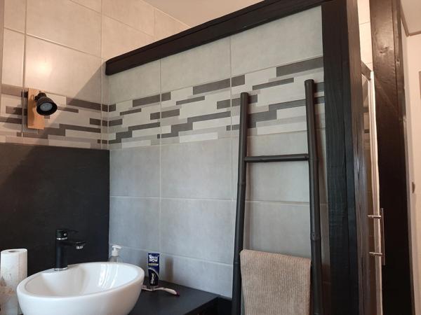 APPARTEMENT ENTIEREMENT RÉNOVÉ. 81 M² HABITABLE AVEC GARAGE ET CAVE